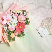 ราคา ช่อดอกกุหลาบถักโครเชต์แฮนด์เมดระดับพรีเมียม สีชมพูและสีขาว ดอกไม้ประดิษฐ์พร้อมใบไม้สีเขียว มาพร้อมกระเป๋าของขวัญและการ์ดอวยพร เหมาะสำหรับงานแต่งงาน วันเกิด วันแม่ คริสต์มาส ฮาโลว (1733980025238816431)