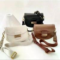 ราคา ลดราคา- กระเป๋าสะพายข้างรุ่นคลาสสิก ck สายสปอร์ต น้องโค้ง♥️ (1732992480057787805)