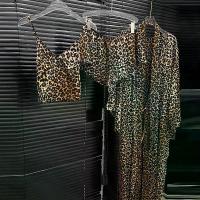 ราคา ชุดนอนลายเสือดาว สำหรับผู้หญิง เซ็ต 3 ชิ้น หญิง ช่อง สาวฮอต เสื้อกั๊กสายเดี่ยว กางเกงขาสั้น เสื้อโค้ทยาว ฤดูใบไม้ผลิ 2025 ผ้าโพลีเอสเตอร์ ขนาด S M L สำหรับผู้ใหญ่ สาวอวบ สไตล์ สม (1733595666296112200)