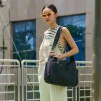 ราคา AL&CO | Nola in Black กระเป๋าสะพายไนลอนใบใหญ่ สีดำ (1733615053897630994)
