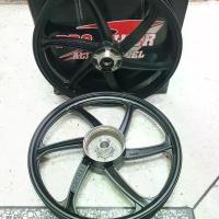 ราคา เวฟ100 ล้อแม็ก เวฟ100เก่า 5 ก้าน หน้าดิส หลังดั้ม 1.40/1.40x17 สีดำ ***รุ่นจาน5รู*** (1734350122029123389)