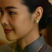 ราคา ต่างหูไข่มุก South Sea สีทอง เงางามหรูหรา ขนาดมุก 11.8–12 มิล ตัวเรือนเงินแท้ ดีไซน์ดอกไม้สุดอ่อนหวาน (1733174185381561998)