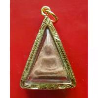 ราคา พระนางพญา เนื้อดิน กรุสุพรรณบุรี หลวงพ่อแล วัดพระทรง จ.เพชรบุรี ปี 2515 พร้อมเลี่ยมกรอบทองไมครอน สีทอง (1733950709376648563)