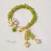 ราคา สร้อยข้อมือหิน สีเขียว เพอริดอท ทรงพวงมาลัย 2 ชาย ประดับด้วย ดอกแก้ว มุกแท้ พลอยแท้ Peridot (1734164140602590541)