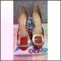 ราคา ของแท้100% Roger Vivier สีแดง Size 36 รองเท้าส้นสูง มือสอง คําแนะนําผลิตภัณฑ์ใหม่ของเดือนนี้ (1734066135272555769)