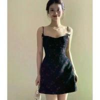 ราคา เดรสลายดอกไม้สีดำสั้น ดีไซน์หวาน สไตล์ฝรั่งเศส มีรสเปรี้ยวเล็กน้อย โชว์หลัง เหมาะสำหรับสวมใส่เป็นชุดชั้นในหรือสำหรับกิจกรรมกลางแจ้งในฤดูร้อน สายเดี่ยว มินิเดรส สวย ๆ เดรส พราง หุ่น เดรส นําเข้า (17328