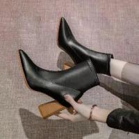 ราคา รองเท้าบูทหุ้มข้อส้นบล็อกสำหรับผู้หญิง รองเท้ายางยืดหัวแหลมและสกินนี่ รองเท้าบูท รองเท้าส้นสูง อเนกประสงค์ ใหม่ 2023 (1729831217828104526)