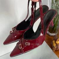 ราคา รองเท้าผู้หญิงไซส์ใหญ่ สีแดงไวน์ รองเท้าส้นสูง แฟชั่น หัวแหลม รองเท้าส้นเตี้ย รองเท้าส้นหนา แบบสายรัดด้านหลัง สไลด์ (1734290416320677129)