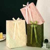 ราคา ขาย [On Sale] ถุงของขวัญ 3 ใบ พร้อมริบบิ้นฟรี กระดาษถุงสไตล์เรโทรหรูหราแบบ 3 มิติ แบบปั๊มนูน พกพาสะดวก มีสต็อกกระเป๋าถือ พลุ ไม้ไผ่ snow globes สายสะพาย นางงาม ต้น คริสต์มาส สายร (1734037842087741189)