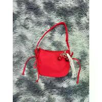 ราคา กระเป๋าสะพาย สีแดง มือสอง สภาพดีไม่ผ่านการใช้งาน ชามูน ทรง หมอน puzzle bag แถม ถุงกระดาษฟรี ทุกออเดอร์ (1733045193599846080)