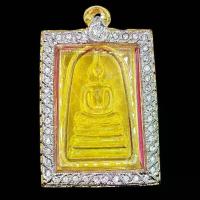 ราคา K026 พระสมเด็จ วัดระฆัง พิมพ์ใหญ่ เนื้อ แก้ว สีเหลือง ขนาด 3.6X5.5 เลี่ยม กรอบพระ ทองไมครอน ล้อมเพชร (1733735606179234875)