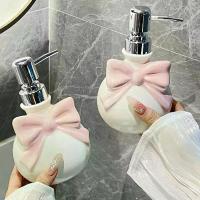 ราคา เครื่องจ่ายสบู่เซรามิกพร้อมริบบิ้นสีชมพู ขวดปั๊มที่สามารถเติมได้สำหรับห้องน้ำ แชมพู โลชั่น สบู่เหลว (1734330874826229756)