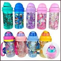 ราคา กระติกน้ำเด็กหลอดเด้ง 430ml. มีสายสะพาย ขวดน้ำลายการ์ตูน ไปโรงเรียน BPA Free Water Bottle (1734378310831474493)
