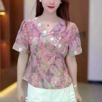 ราคา เสื้อเบลาส์ สไตล์จีน คอวี เรียบหรู กระดุมเฉียง ลายดอกไม้ แขนสั้น เสื้อมินิกเก็ต สไตล์ใหม่ สำหรับฤดูร้อน 2025 (1734296604185364474)