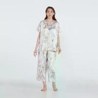 ราคา ชุดนอน Vana คอกลมแขนสั้นขาสามส่วน ผ้าซาติน (1734371632001222546)