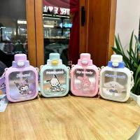 ราคา Kuromi Cinnamoroll ขวดน้ำทรงสี่เหลี่ยมน่ารัก ของแท้ มีสายรัด ความจุขนาดใหญ่ 700ml เหมาะสำหรับเด็ก ถ้วยหญิง ขวดน้ำสะพายข้าง เด็กผู้หญิง My Melody ดินสอสี ถ้วยชินพร้อมฟาง (1732808695629449026)