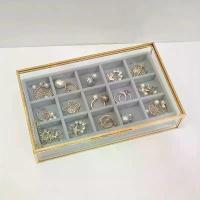 ราคา กล่องเครื่องประดับแก้วใสพร้อมถาดกำมะหยี่แบบถอดได้ กล่องเก็บแสดงกันฝุ่นทำจากทองเหลืองโบราณ เหมาะสำหรับห้องนอนและโต๊ะเครื่องแป้ง สำหรับต่างหู สร้อยคอ และเครื่องประดับ (1733312532114278292)