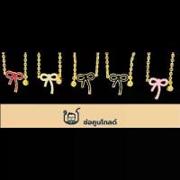 ราคา สร้อยคอ ลายโซ่แบนปัดเงา จี้โบว์ลงยา ยาว 18" (1733415570342642794)