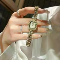 ราคา นาฬิกาข้อมือผู้หญิง นาฬิกา หน้าปัดเหลี่ยม สี่เหลี่ยม สีทอง สายเพชร เกล็ดปลา นางเงือก ล้อมเพชร คริสตัล ระยิบระยับ หรูหรา ไฮโซ อลังการ ดูแพง สร้อยข้อมือ เครื่องประดับ ใส่ออกงาน ราต (1733417772184929638)