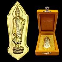 ราคา Flash Sale B054 จี้พระปางลีลา 25พุทธศตวรรษ เนื้อชิน กะไหล่ทอง พระพุทธชยันตี ปี 2500 ขนาด 2.0X5.0 ซม. (1733912209259988110)