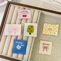ราคา ป้ายผ้าแฮนด์เมด สไตล์เกาหลี ดีไซน์การ์ตูนน่ารัก ป้ายผ้าแฮนด์เมด DIY แท็กทอ สำหรับเสื้อผ้า ปลอกคอ หวาย กระเป๋า และผ้า สติ๊กเกอร์ (1732126664852538917)