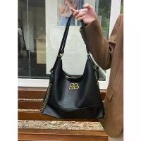 ราคา กระเป๋าสะพายไหล่หนัง รุ่น Vi879 สายแต่งโซ่ สายปรับได้ สะพายเป็นเป้ได้ 2สี ดำ/น้ำตาล ยึดรูปแบบเดียวกัน (1733576699856586537)
