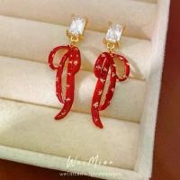 ราคา ต่างหูโบว์หยดน้ำมันสี่เหลี่ยมซิรคอนเข็มเงิน หรูหราเบา ต่างหูระดับสูง อุปกรณ์เสริมหูสไตล์เรโทร สร้อยคอ y2k สร้อย คู่ สร้อย4bangของแท้ เหล็กไหล ของ แท้ สร้อยเชือก สร้อยเลส สร้อยโบว (1734093323051042476)