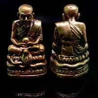 ราคา ส่งฟรี- จี้พระ พระเครื่อง รูปหล่อลอยองค์ รูปหล่อหลวงปู่ทวดเหยียบน้ำทะเลจืด วัดช้างให้ ประทับบนพญางูจงอาง เนื้อทองเหลือง(ขนาด1.7*2.5ซม.) (1733588072845378622)