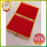 ราคา กล่องใส่พระกันกลิ้งลายไทยทอง(12*16*4cm) สินค้าคุณภาพจากโรงด้านนอกหุ้มด้วยกำมะหยี่สีต่างๆ ด้านในบุด้วยกำมะหยี่สีแดงสด เหมาะสำหรับเก็บเครื่องประดับ อัญมณี พระเครื่อง เหรียญต่างๆให (1731982982927648581)