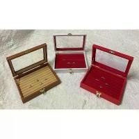 ราคา กล่องใส่แหวนขนาด6*8*2นิ้ว ด้านในบุด้วยกำมะหยี่สีแดงสด เหมาะสำหรับเก็บเครื่องประดับ อัญมณี พระเครื่อง เหรียญต่างๆให้เปนระเบียบหาง่าย หยิบจับสะดวก ดูแลรักษาง่ายไม่ยุ่งยาก (1731986128209872709)