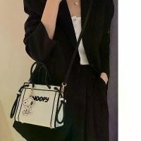 ราคา กระเป๋าผ้าใบสี่เหลี่ยมเล็ก South Wind × Snoopy Collaboration กระเป๋าถือ กระเป๋าผู้หญิงระดับไฮเอนด์ กระเป๋าสะพายข้างเล็กฤดูร้อนสไตล์เกาหลี (1734086108640282175)