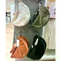 ราคา กระเป๋าสะพายข้างผ้าคอร์ดูรอยจากญี่ปุ่น UNIQLO ปี 2025 นำเข้าจากญี่ปุ่น กระเป๋าสะพายไหล่แบบปรับได้เบาสำหรับผู้ชายและผู้หญิง แฟชั่น 461934 (1733439597566789249)