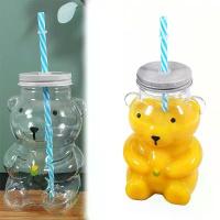 ราคา แก้วหมี แก้วพลาสติก Honeybear พร้อมหลอด แก้วน้ำพลาสติกพร้อมฝาปิดและหลอด ความจุน่ารัก เหมาะสำหรับแก้วน้ำ แก้วกาแฟ เบียร์ ไวน์ (1733999362259584002)