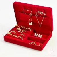 ราคา Discount กล่องใส่ชุดเครื่องประดับ กล่องกำมะหยี่ใส่ทอง กล่องใส่ของมีค่า มีฟูก มีช่องกั้นปรับขนาดได้ ด้านบนมีที่ใส่สร้อย (1732763792840820121)