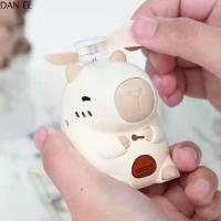 ราคา DAN EL น่ารักน่ารักๆ พลาสติกทำจากพลาสติก รูปอะนิเมะ Capybara น้ำหนักเบามาก เสียงรบกวนต่ำ พัดลมมือถือการ์ตูน USB ชาร์จได้ มินิมินิ พัดลมไฟฟ้าสำหรับนักเรียน ออฟฟิศสำหรับทำงาน (1734385878019114773)