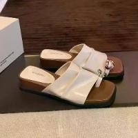 ราคา รองเท้าแตะผู้หญิงฤดูร้อนปี 2025 รุ่นใหม่ Grape Mom เพิ่มความสูงได้ 4 ซม., หัวเข็มขัดโลหะสไตล์ฝรั่งเศส, สายแบบพับกว้าง, และส้นเตารีดพร้อมสายรัดนิ้วเท้า (1734633175965861785)