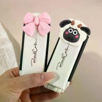 ราคา น่ารักน่ารักๆ มินิมินิ ชุดกระจกหวี2 in 1 นมขาว ป้องกันไฟฟ้าสถิตและไฟฟ้าสถิต หวีผมถุงลมนิรภัย ลูกแกะแกะ การ์ตูนลายการ์ตูน หวีนวดพร้อมกระจก อุปกรณ์จัดแต่งทรงผม (1733588383909970992)