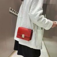 ราคา กระเป๋าทรงสี่เหลี่ยมทันสมัยสำหรับฤดูร้อนพร้อมตัวล็อค กระเป๋าสะพายข้างแบบโซ่สำหรับผู้หญิงรุ่นใหม่ในฤดูใบไม้ผลิ กระเป๋า ปลา anello pico จิ๋ว กระต๊อบน้อย yogurt smiski hipperของแท้ (1734525027228615744)