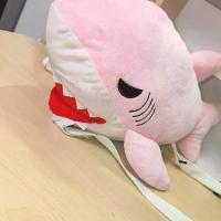 ราคา กระเป๋าเป้ลายการ์ตูนฉลาม ตุ๊กตาผ้ากำมะหยี่ ตุ๊กตาฉลามตัวใหญ่ กระเป๋าเป้เด็ก กระเป๋าสะพายข้าง ตุ๊กตาผ้า (1734630099309593766)