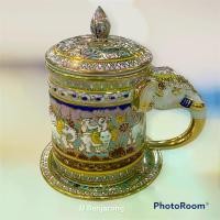 ราคา [COD] แก้วมัคหูช้างพร้อมจานรองและฝาปิด ลายเบญจรงค์ Traditional Mug (300 ml) with elephant shaped handle, lid and saucer handpainted by JJ Benjarong ลายเบญจรงค์ (1734307268566418843)