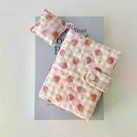 ราคา สมุดบันทึกและโน้ตบุ๊กผ้าฝ้าย Coton Diary ขนาด A5 และ A6 ลายสตรอเบอร์รี่สไตล์วินเทจ ประดับด้วยผ้าฝ้ายหนาทำมือ ปกหุ้มสมุดผ้าเกาหลี (1733270662694275029)
