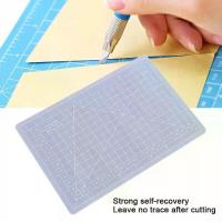 ราคา Xiaochun stationery แผ่นรองตัดกระดาษ โปร่งแสง แผ่นรองตัดแบบโปร่งแสง กันลื่น การฟื้นฟูตัวเอง แผ่นรองตัดที่สามารถซ่อมแซมตัวเองได้ มีตารางแบ่ง แผ่นตัดอาหารที่มีความแม่นยำ ตรายาง (1734461664552585214)