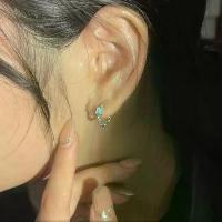 ราคา earika.earrings - sapphire gem square chain hoop ต่างหูห่วง (1733367890308924798)