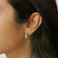 ราคา Korean-style simple croissant-shaped earrings, stainless steel curved ear studs, gold-plated women's earrings wholesale (1734500010163275504)