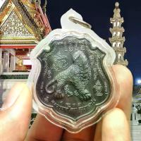 ราคา พุทธอุปกรณ์ ไทยพุทธศาสนา เหรียญเสือหัวขาด พยัคฆ์ตัวที่ 5 หลวงพ่อไฉน เนื้อนวโลหะเลี่ยมกรอบ เสือ 5 ตัวสุดยอดแห่งเหรียญบูชาครูรุ่นนี้แรงมากๆ meditation บุญลักษณะ (1734234657393706861)