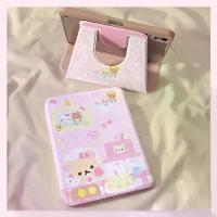 ราคา หมอนข้างพร้อมขาย (ในสต็อก): เคสปกป้องลายการ์ตูนริลักกุม่าสุดน่ารัก สำหรับ iPad รุ่น 11/iPad Air 7/iPad Air 2/iPad mini 7/iPad mini 6 รองรับการหมุนได้ 360° มีช่องใส่ Apple Pencil (1734788852545586896)