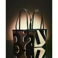 ราคา 【ของแท้100%】Rally City Tote - กระเป๋าทรง Bag ลายโลโก้ กระเป๋าถือ สะพายข้าง (1735121774401258787)