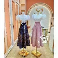 ราคา Sale ♜Sira Siri ชุดไทยเสื้อ แมทช์กับผ้าถุงทรงสวิง 7 ชิ้น เย็บสำเร็จรูป ซิปหลัง งานตัดเย็บละเอียดเนื้อผ้าไหมแพรทิพย์♘ (1734910645169194516)