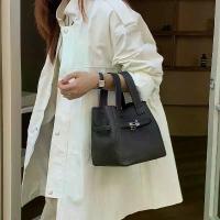ราคา บริษัท Guangzhou Guyun Leather Goods ขอแนะนำกระเป๋าสไตล์เดียวกัน ได้แก่ กระเป๋า Kelly, กระเป๋าสะพายไหล่, กระเป๋าสะพายข้าง, กระเป๋าถือ, กระเป๋าทรงตะกร้า และกระเป๋าทรงถัง (1734475754447210345)