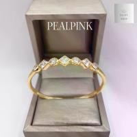 ราคา กำไล / สร้อยข้อมือกำไลข้อมือสีทองประดับเพชรเจ็ดเม็ด เพชรทรงกลมสลับทรงเหลียมหุ้มขอบทอง มีขนาดให้เลือก (1734518889526429204)